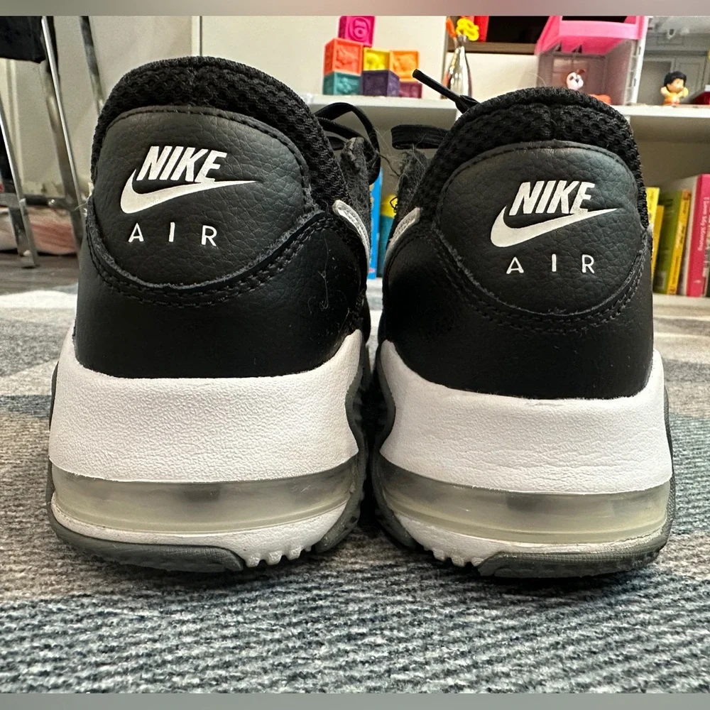 Nike Air Max Women’s Black/White Low-Top Sneakers - Picture 6 of 6
